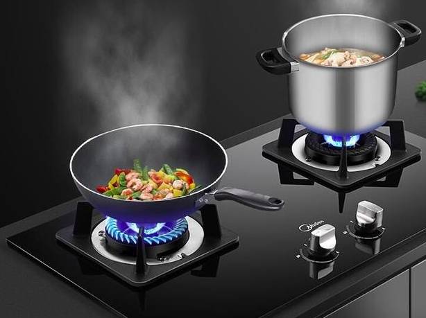 燃气灶一直按着开关才能打着火，试试这个方法，还能避免火灾发生