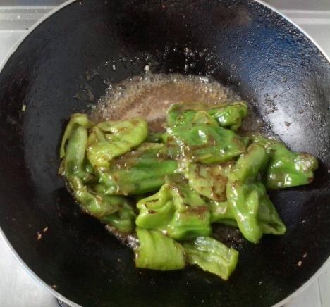 做虎皮青椒，别只会傻“煸炒”！多加这一步，美味提升“1倍”