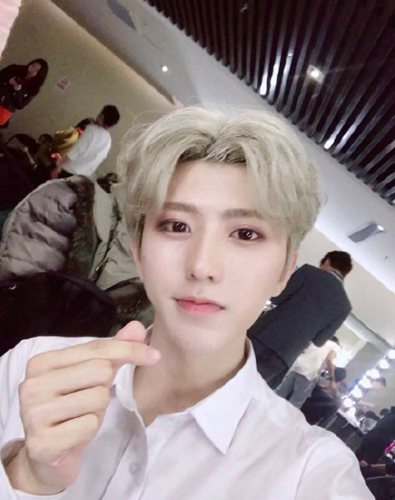 以粉丝口吻损明星声誉和路人缘，潘长江和蔡徐坤是受害者却要道歉