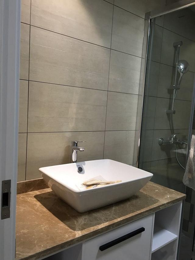 硬装结束了，头一次见卧室衣柜这样装，太漂亮了，邻居纷纷问我在哪定的？