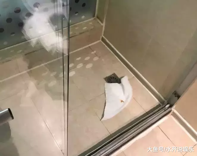 两兄弟入住贵阳一酒店，早上被吓醒！掀开床单一看全是血？