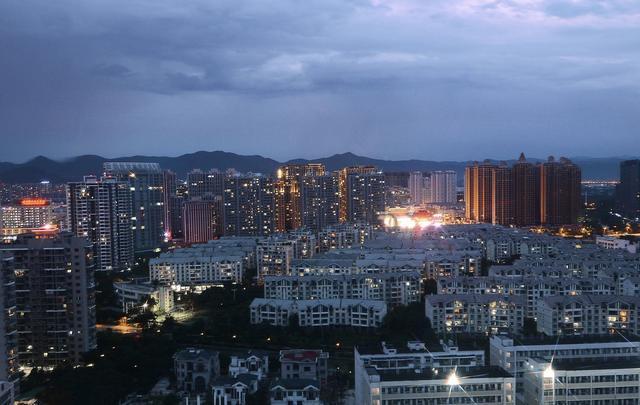 依靠房地产拉动经济增长的老路不能再走了, 尽早振兴实体产业