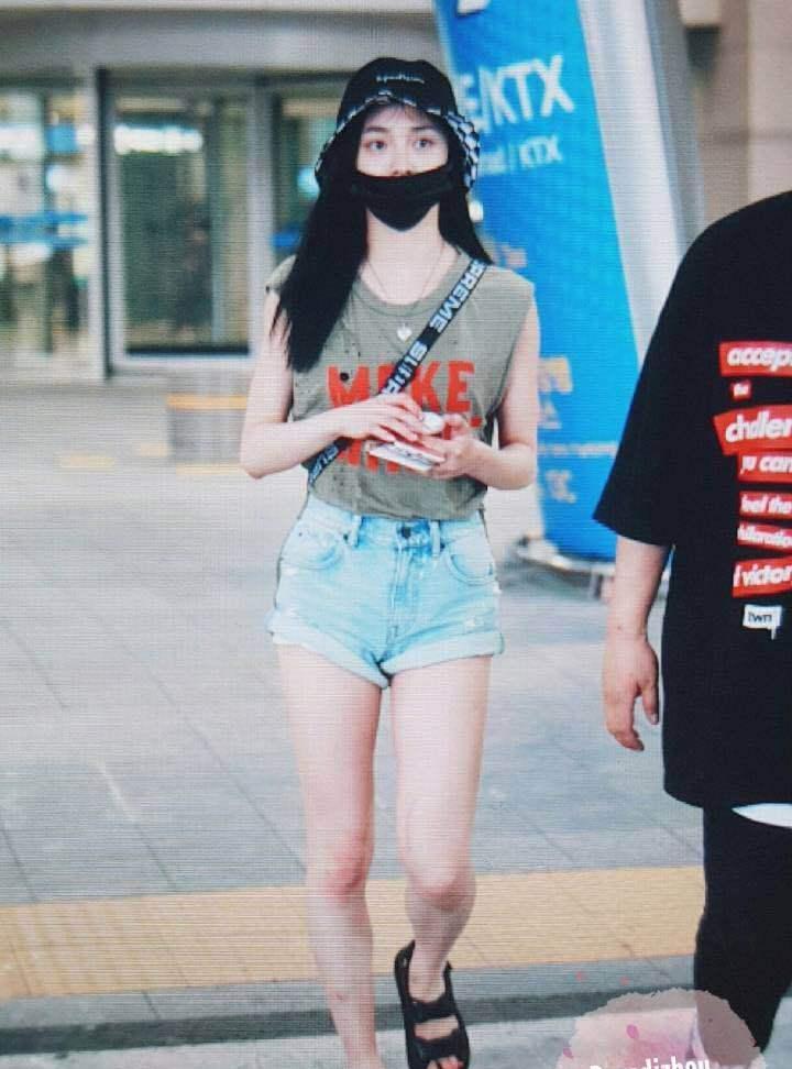 166周洁琼和167程潇同穿短裤, 却穿出大长腿和小短腿的差距!