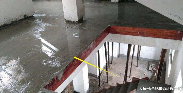 天花板水泥掉落，抬头一看楼板用木板填充的，整栋楼业主天天都心悬着