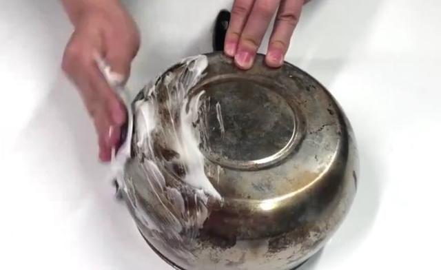 牙膏用完之后，牙膏皮别再傻傻扔掉了，剪2刀秒变清洁利器！