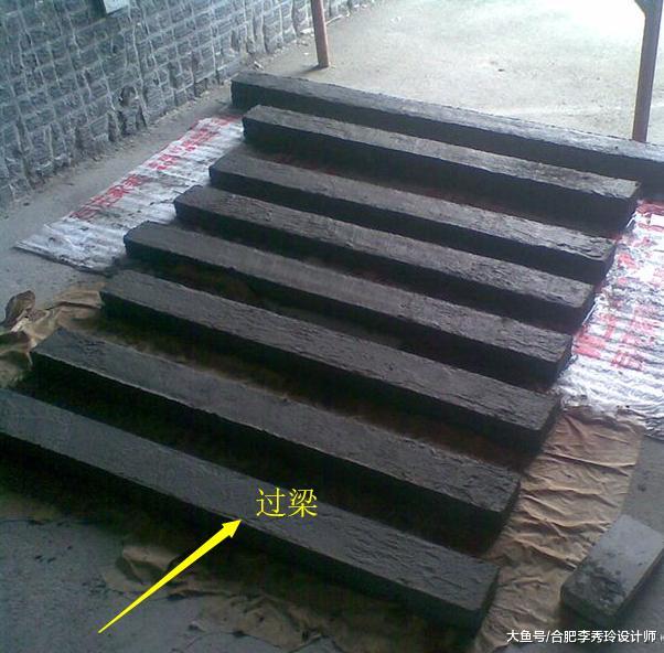 新砌墙上开个窗洞，师傅多加一块混凝土板，看着就别扭能不要吗？