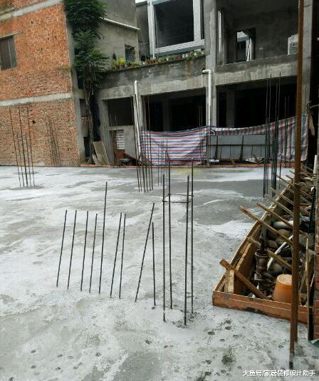 左右邻居蛮横不讲理, 就不让我挖地基, 被逼砸9吨钢筋做满堂红泄火