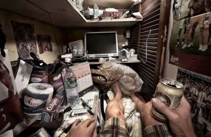 为何香港人宁愿睡“棺材房”，也不愿离开香港？当地人说出原因让人心酸