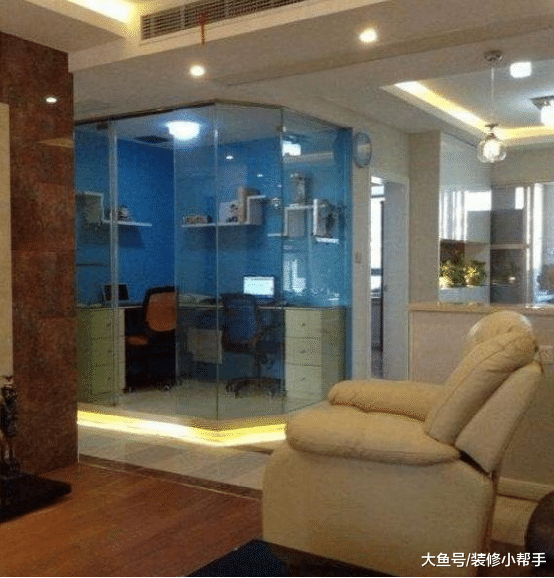 老公装修的新房，发现客厅多了一个玻璃房，原来他是有这种目的