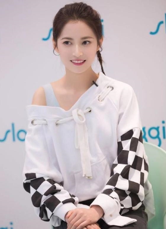 陈钰琪的“火龙果”口红要火了，时尚显甜美气息，配少女辫超可爱