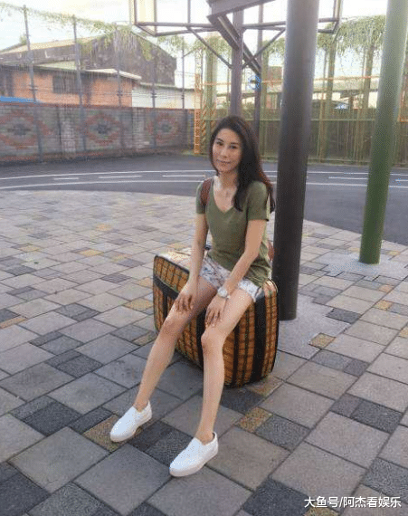 "古惑仔"方婷现身,43岁已经是4孩子妈,身材不输20岁儿媳!