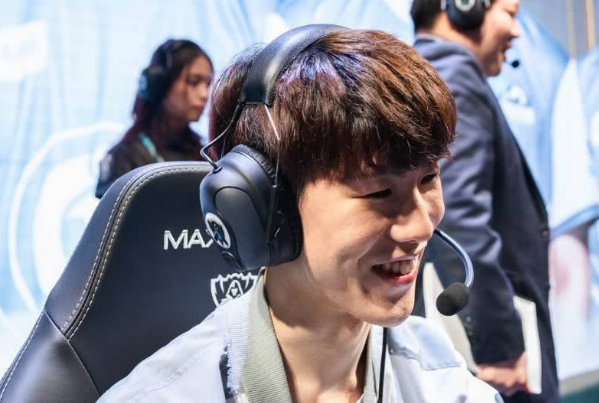 IG前往季中赛现场，在机场照片却让粉丝心慌，网友表示别不信邪