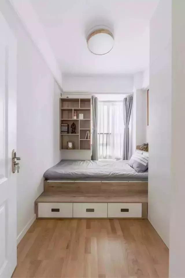 老婆将卧室飘窗改造成书桌，邻居看了都说这是小区最漂亮的卧室