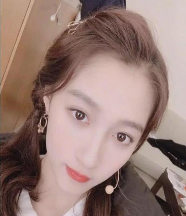 關曉彤說自己是家中最丑的，看到她姐姐的照片后，網友：出道吧