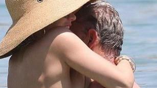 35岁凯瑟琳?麦克菲穿肉色比基尼，与69岁未婚夫婚前水上嬉戏