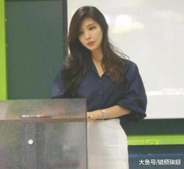 “最美女老師”走紅，穿白色短裙上課，網友：都沒精力學習了