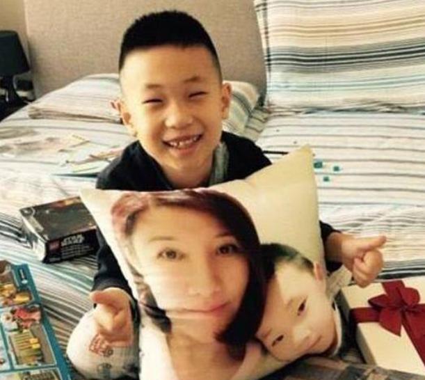带你参观林永健的家，一家人都围着儿子转，家里好多儿子的照片