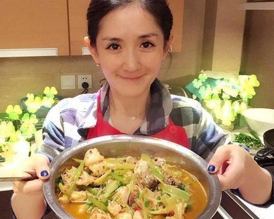 曬曬張杰謝娜的豪宅，客廳整個空間都是黑色系，看著會很沉悶