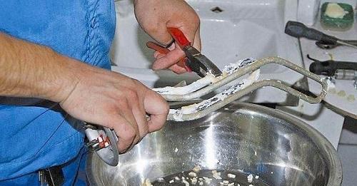 卫生间热水器连着电，很多人还这样洗，其实很危险