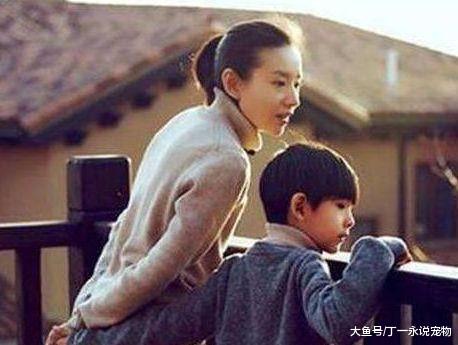 出道18年零绯闻，前夫走红她默默无闻，今38岁与儿子相依为命