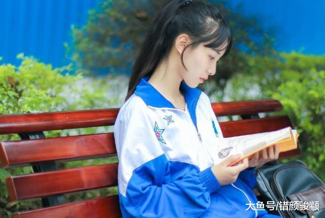 學校為了防止早戀，特制奇葩校服，網友豎起了大拇指：人才啊