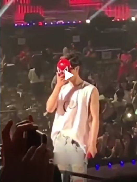 因爱生恨，男星演唱会被粉丝抛物砸脸！