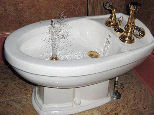 老婆把洗手台拆了，掌巴大的卫生间腾出5倍空间！被全家赞爆了