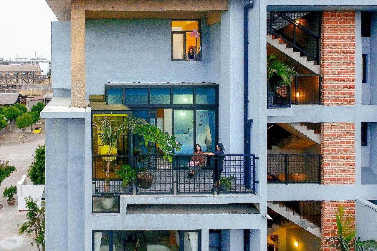 她改造了一个旧车间, 6个老友住在一起, 过起了“无界生活”