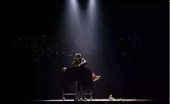 “人体悬浮”是魔术还是巫术？骗了观众这么多年，终于被人揭开真相？