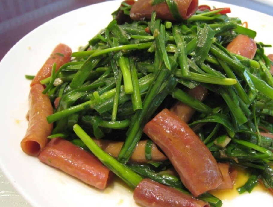 韭菜炒海肠子，特别好吃，老婆能吃一大锅
