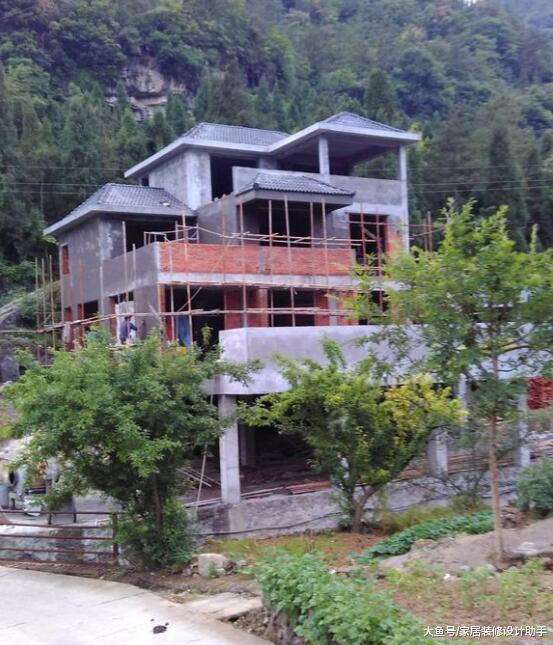 100万在依山旁水的半山腰建三层别墅，成朋友们眼中的人生赢家