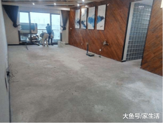 越来越多年轻人地面装修不铺瓷砖，反而用这种材料，太聪明了