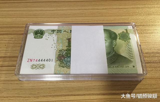 正在使用的1元紙幣，冠號如果是這樣的，單張價值300元！
