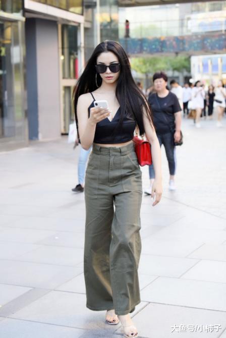 紧身吊带飘逸美女