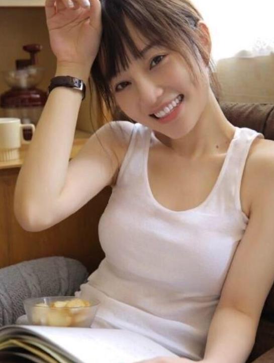 李小璐称年轻时情书收到手软?看到她的"牛奶肌"后,是心动的感觉