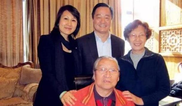 参观张凯丽住的豪宅，生活一塌糊涂，卧室大床摆满杂物