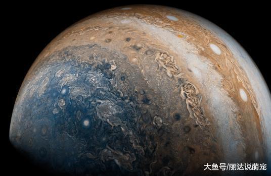 太阳系一颗神秘的卫星，全球被冰雪覆盖，可能存在冰下海洋！