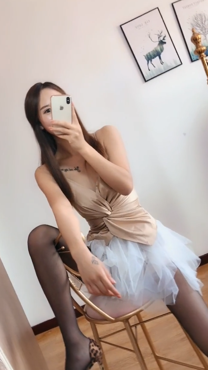 白色芭蕾裙配黑丝，好看