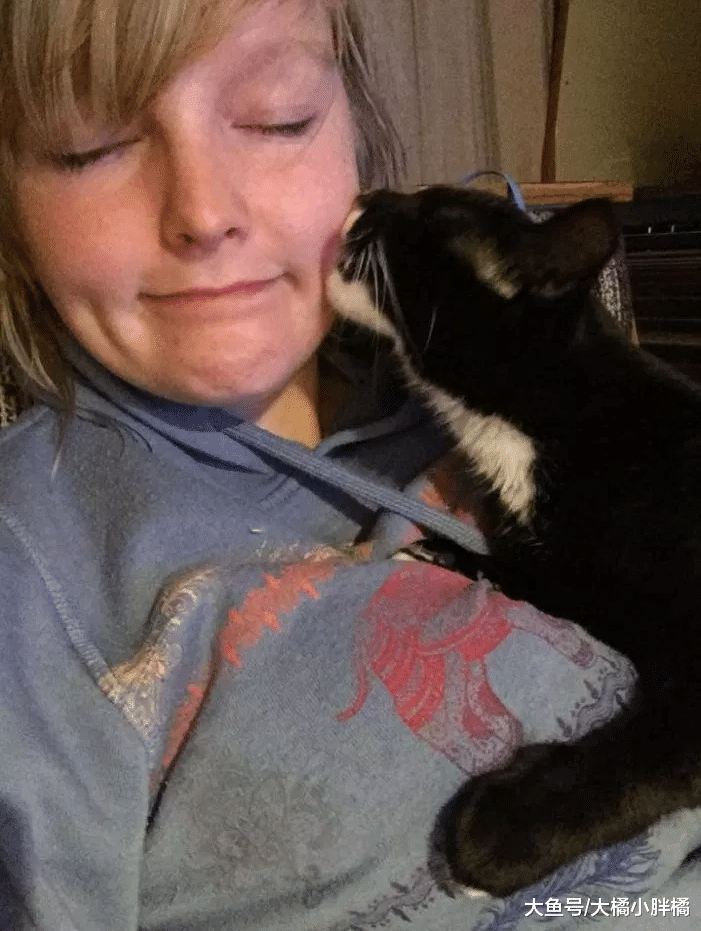 盲猫赶走毒蛇保护孩子，却意外让自己收获新家，它很喜欢亲吻家人