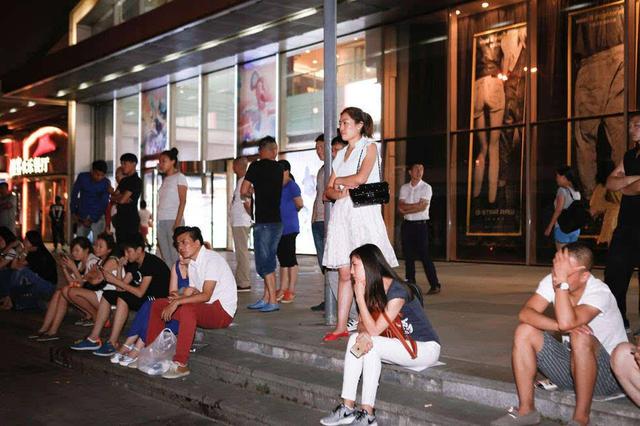 都在指望房价下跌，为何售楼处一开盘就抢空，刚需还在冲？