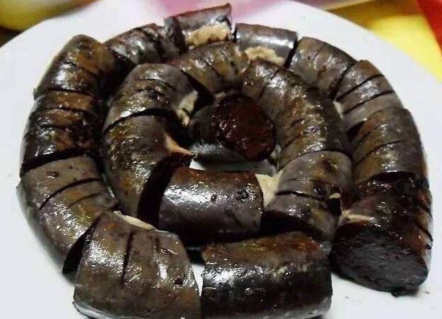 男子当街烤“黑蛇”？路人看不惯绕着走，认出后抢着买