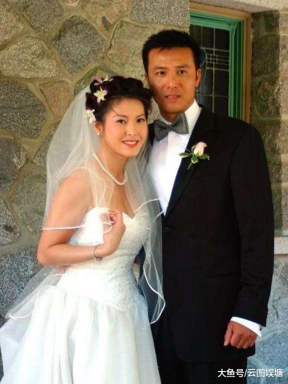 51岁李婉华近照,身材胜柳岩却被嘲脸僵,曾为何家劲炮轰当红女星