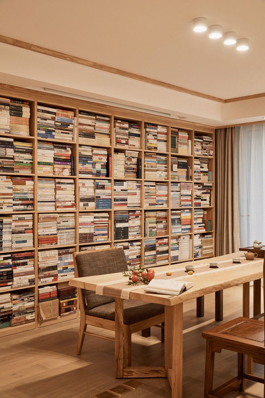 130㎡原木简约，客厅没沙发，满屋是书架，教授家就是不一样！
