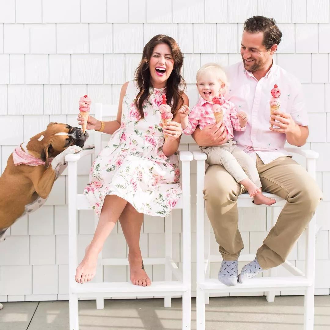 起来这不是你的位置！狗狗：你看我的眼神？