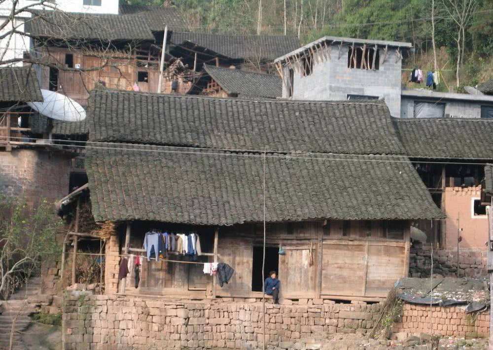 “人住扛轿屋，灾祸连连出”，房子切忌这样盖，否则会遭殃