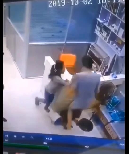 嫌治疗费贵？父亲宠物医院内当女儿面猛摔狗，小狗生死未卜