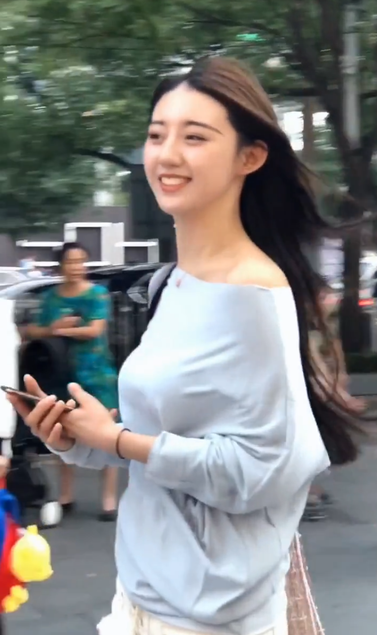 大长腿小姐姐，笑起来有两个小酒窝，真好看