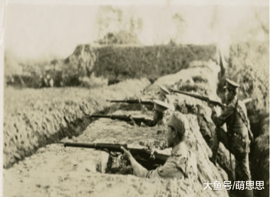 他从团长一天之内升为少将连长，得到军部大力嘉奖后，他泣不成声