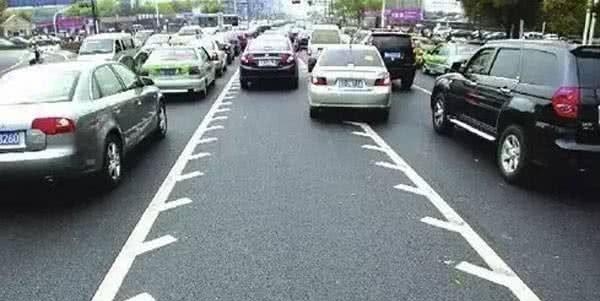 “锯齿车道”是啥意思?一旦走错,10本驾照的分都不够扣的