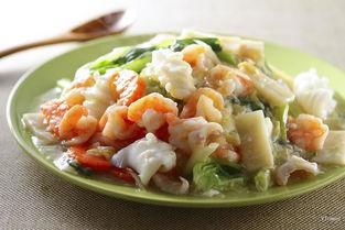 香菇虾仁滑蛋烩饭，老人小孩都爱吃，隔壁小孩都馋哭了